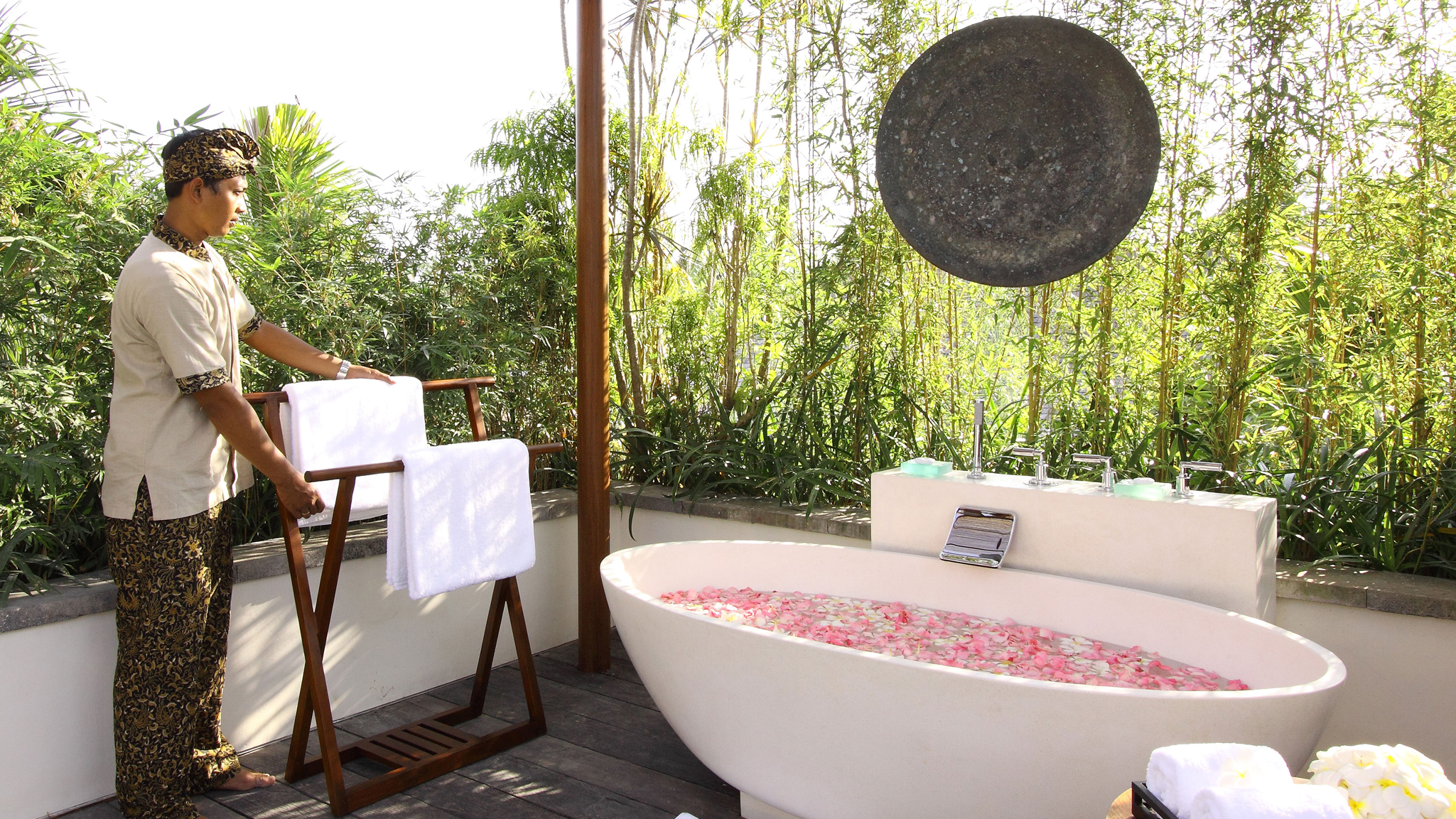 Villa Sarasvati - Guest bedroom freestanding bathtub Villa Sarasvati - Guest bedroom freestanding bathtub